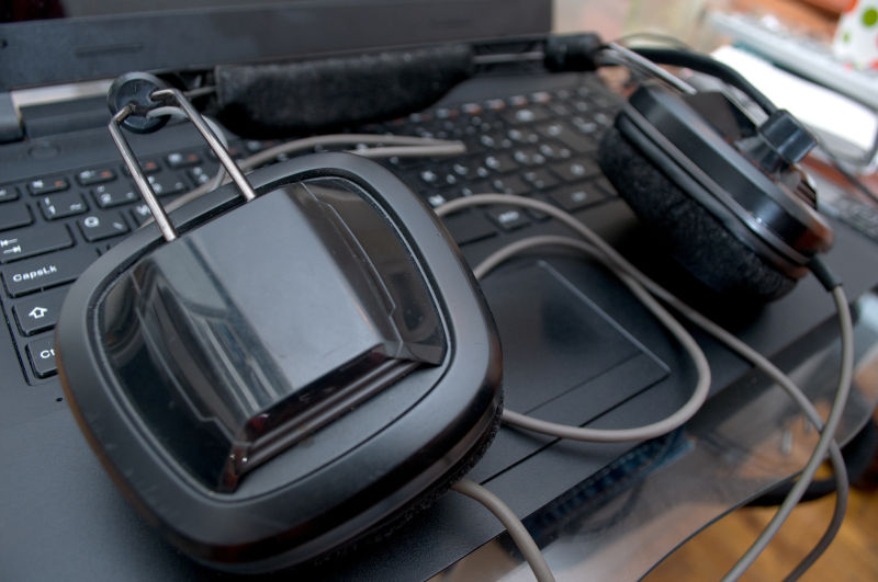 笔记本电脑上的耳机