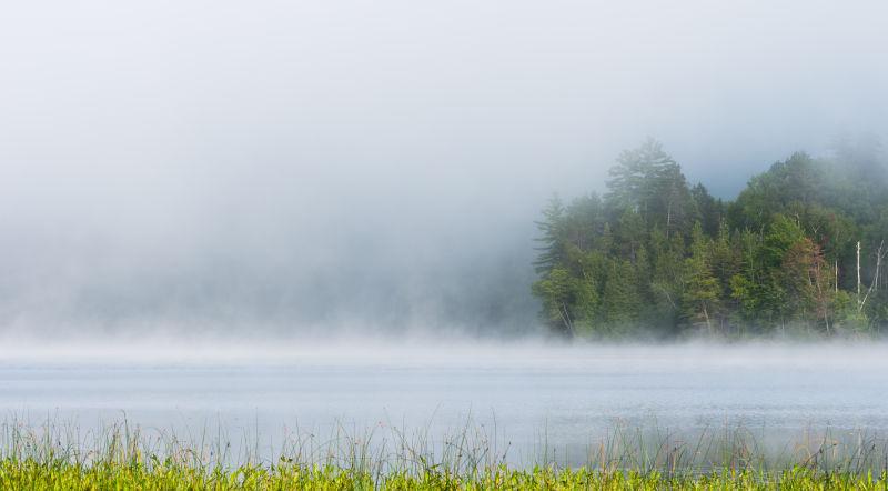 雾霭缭绕的湖畔