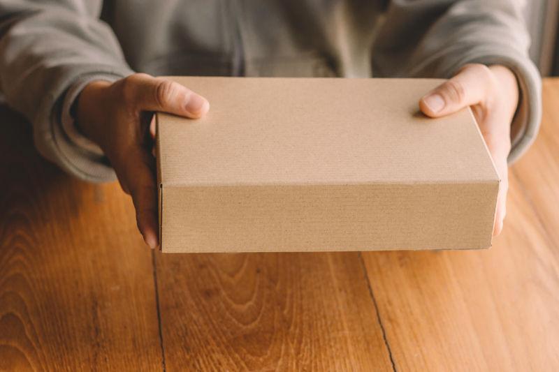 男人把包裹在桌子上