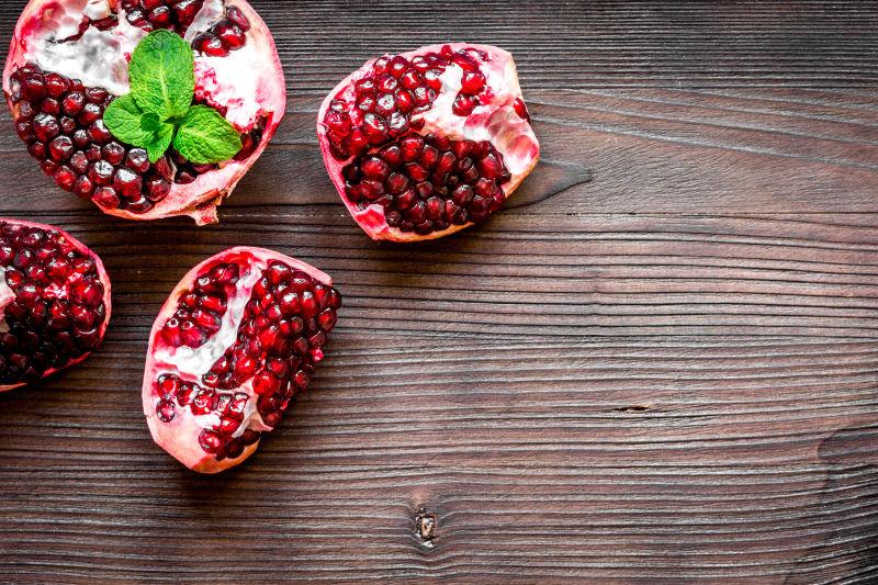 木制背景石榴切片