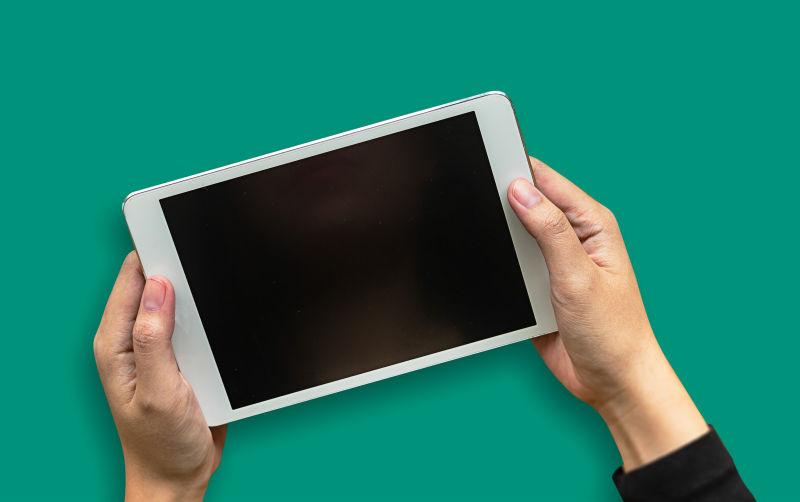 商务手在笔记本电脑上工作