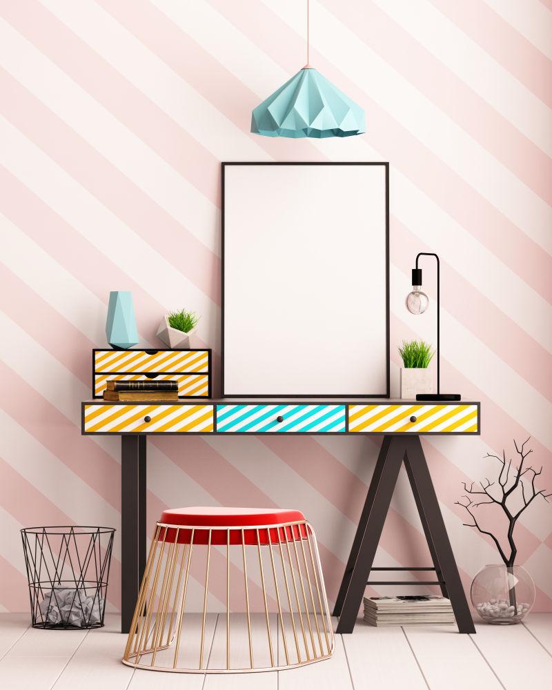 挂有空白海报的工作场所内部