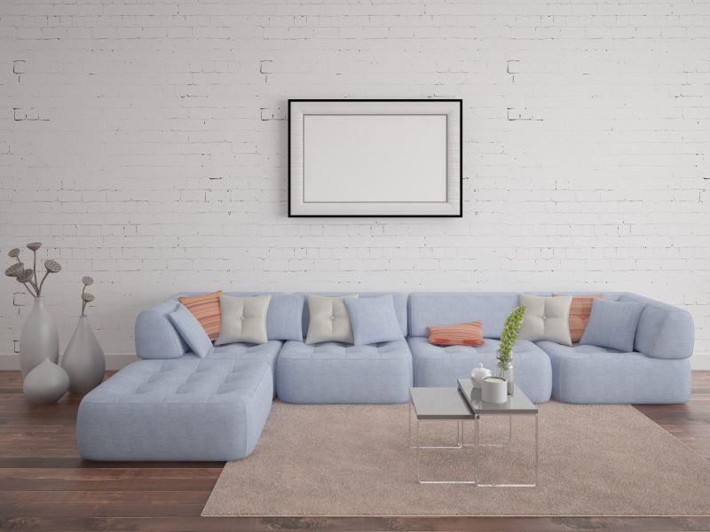 客厅里一个宽大舒适的沙发