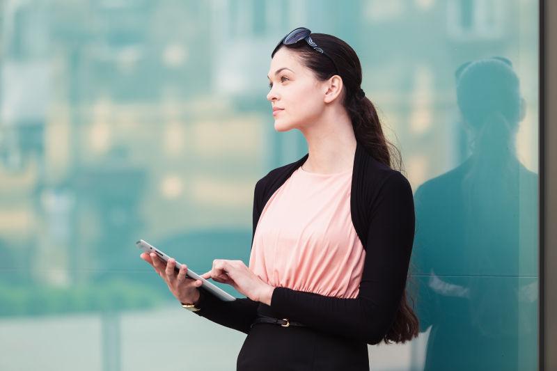 拿着平板电脑工作的女商人