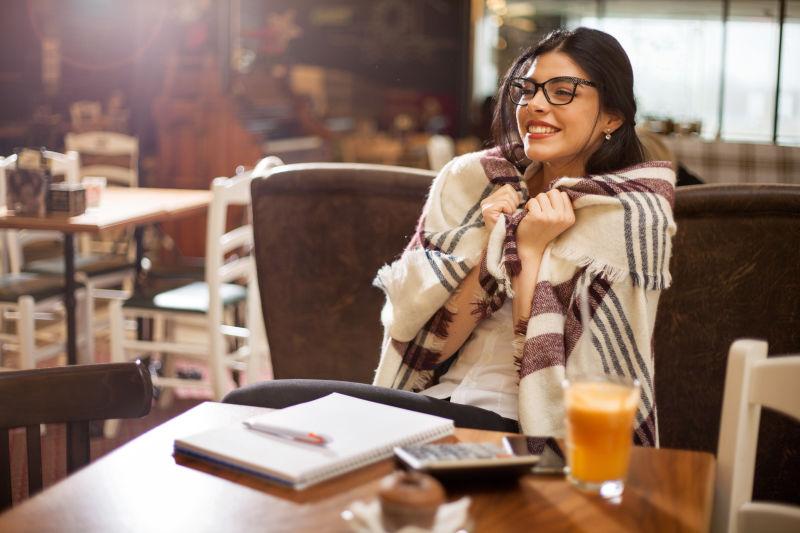 咖啡店里休息的美女商人