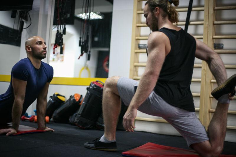 两个男人在健身房锻炼