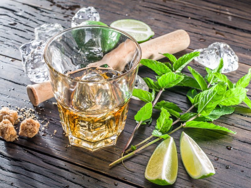 木桌上的莫吉托和切好的柠檬