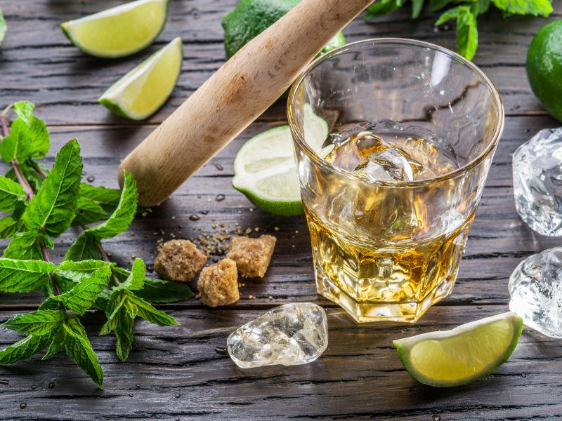 木桌上各种制作莫吉托鸡尾酒的配料