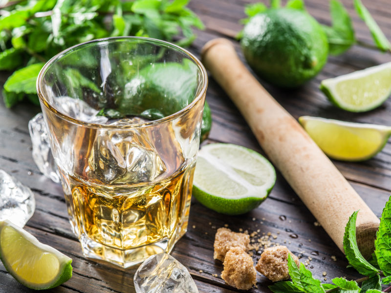 木桌上的莫吉托与青柠檬