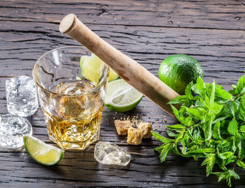 木桌上的莫吉托和鸡尾酒配料