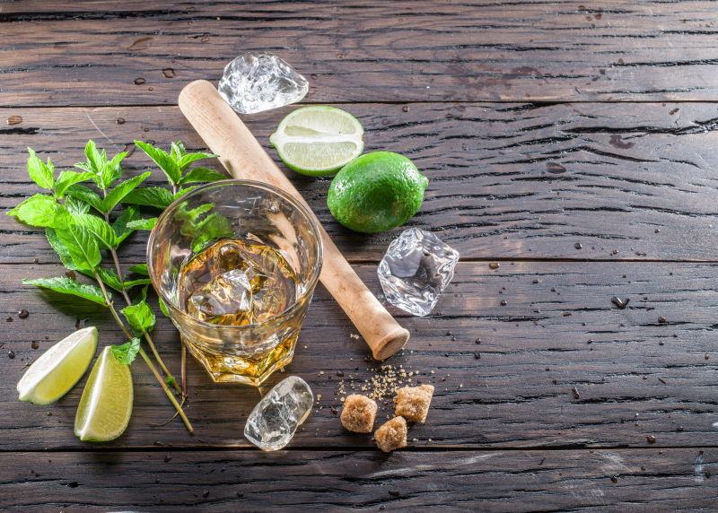 俯拍木桌上的莫吉托与柠檬