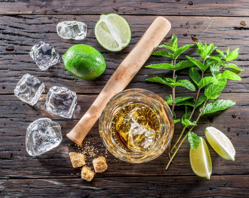 俯拍桌上各种制作莫吉托鸡尾酒的配料
