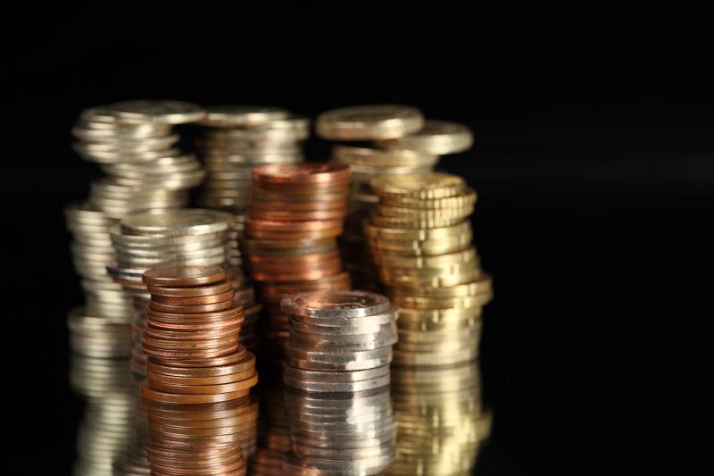 黑色背景下硬币