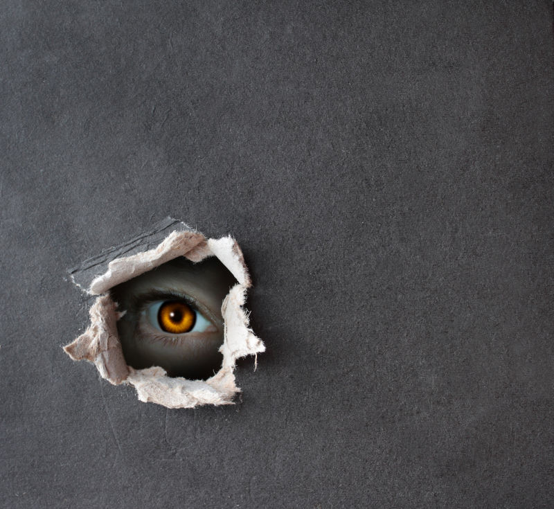 纸洞中一双奇异的眼睛