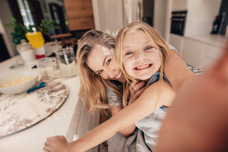 快乐的家庭在厨房里自娱自乐