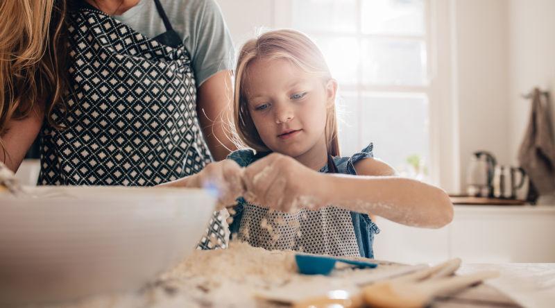 学习烹饪的小女孩