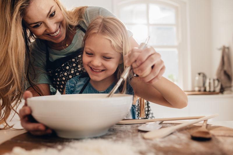 厨房里的年轻家庭烹饪