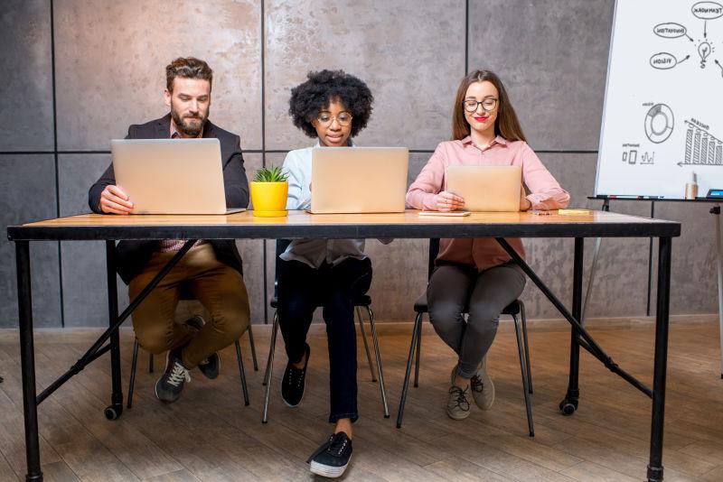 办公室内正在办公的各位职员