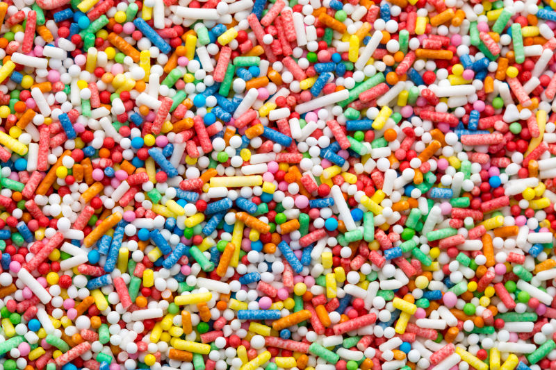 颜色多样的小球糖果