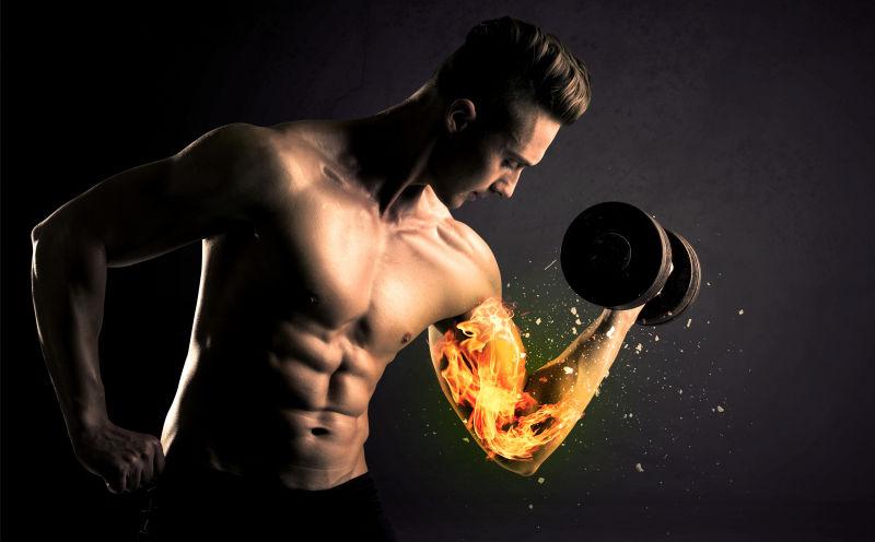用燃烧的手臂练哑铃的男子