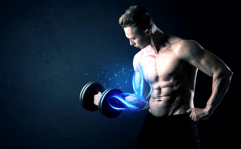 男子练哑铃的二头肌发着蓝光
