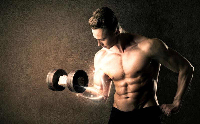 身体健美的男子在练哑铃