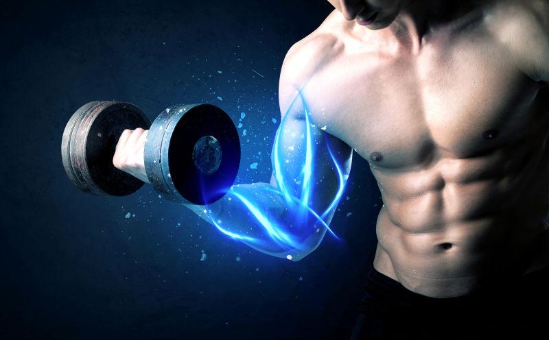 举着哑铃的发蓝光的二头肌