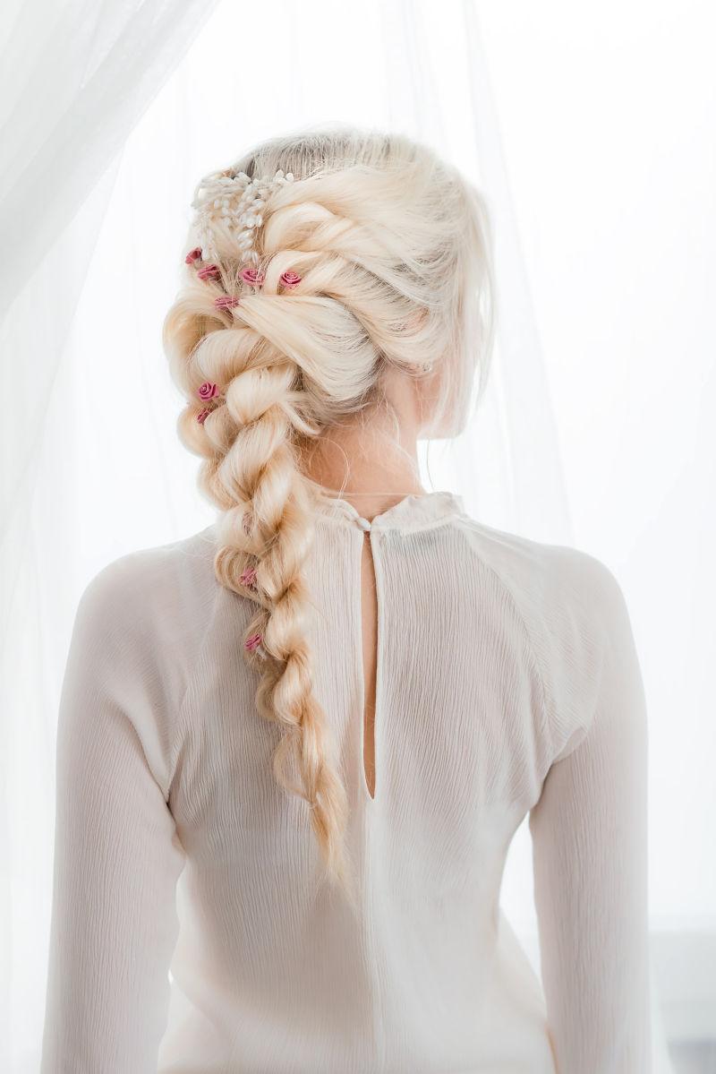 自然发型的金发美女