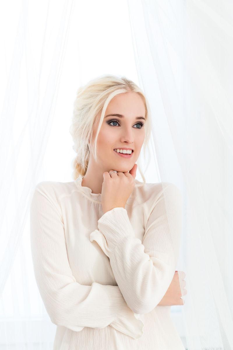 自然妆容微笑的金发美女