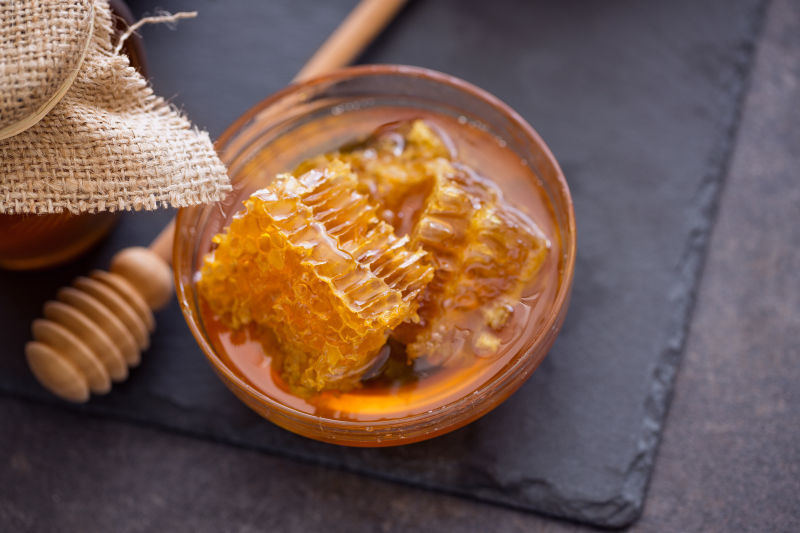 碗中的天然蜂巢与蜂蜜