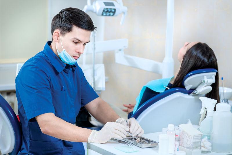 牙医正在为女病人治疗