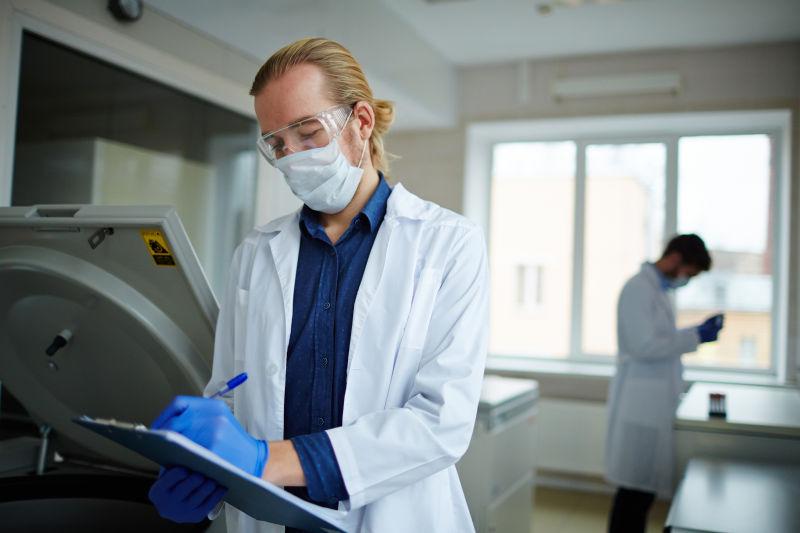 在实验室中分工合作的两名科学家