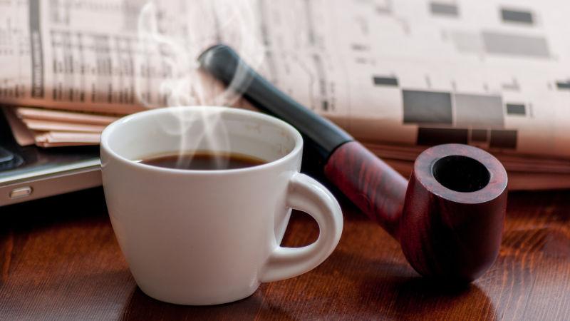 报纸和咖啡烟嘴