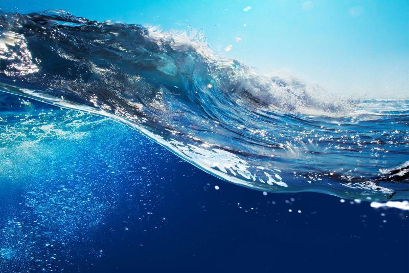 蓝天下美丽的蓝色海洋波浪