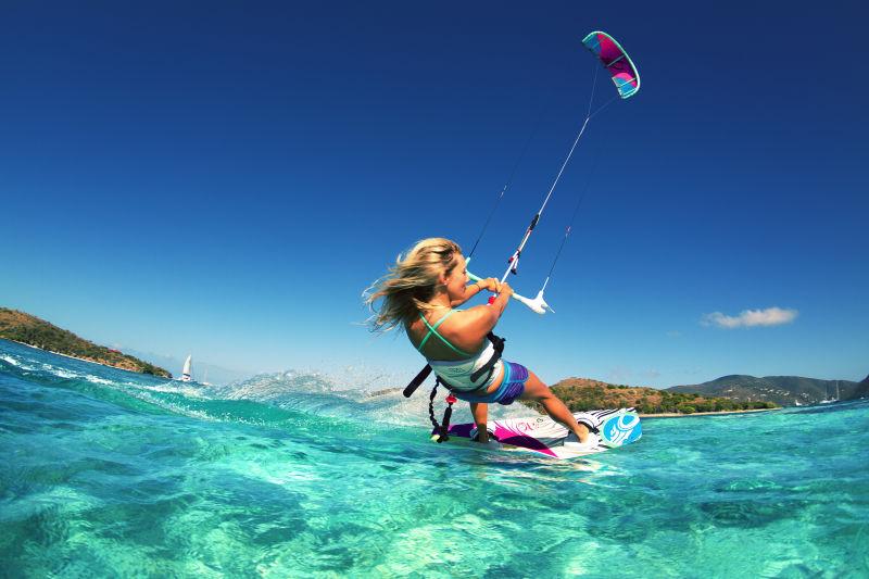 海上冲浪的金发美女