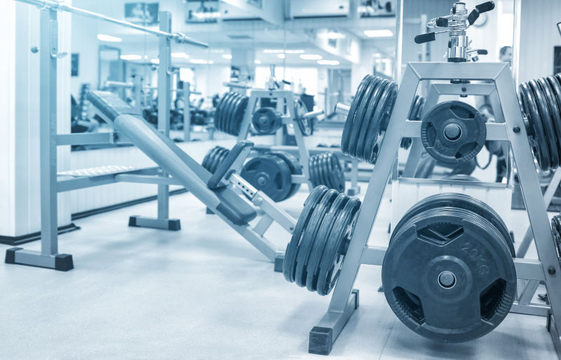 健身房中大小不一的器材