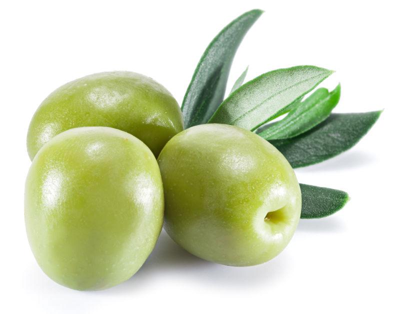 白色背景中橄榄果和橄榄叶