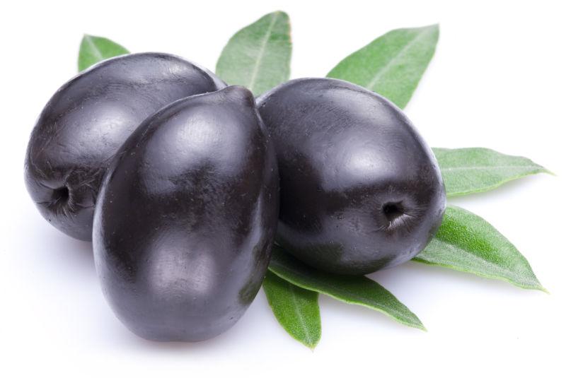 三个成熟的黑橄榄