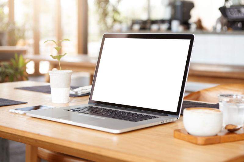 职业者工作环境中的空白笔记本电脑