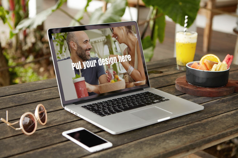 时尚女商人的笔记本电脑