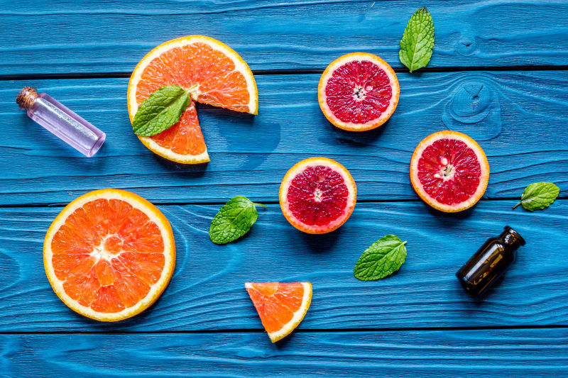 桌子上的水果柑橘和化妆品