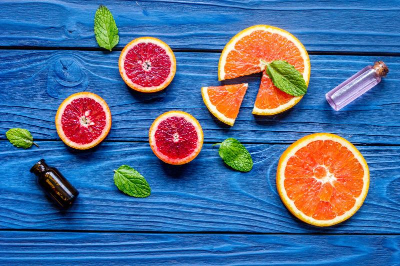 桌子上的柑橘和化妆品