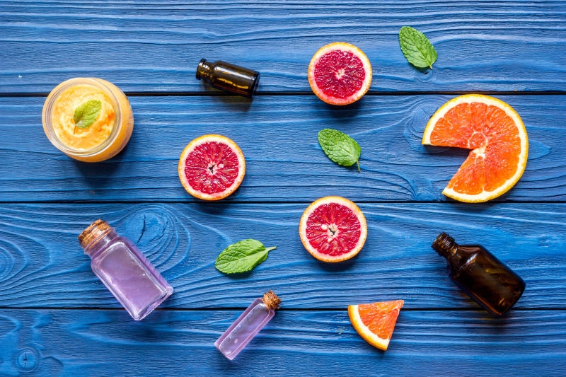 桌子上的精油和水果