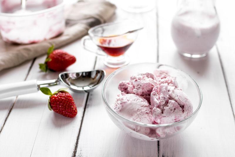 白色木制背景的玻璃碗中自制有机冰淇淋