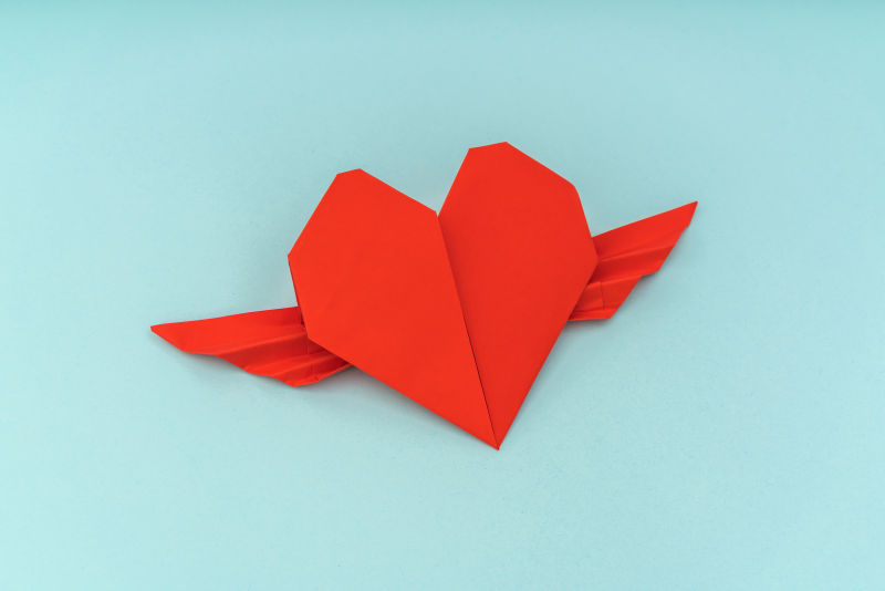 带着翅膀的爱心折纸