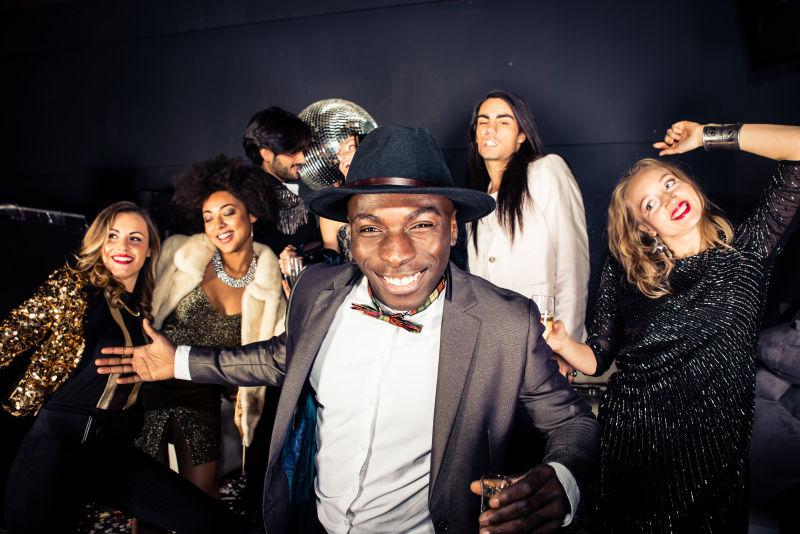 在俱乐部庆祝聚会的成年人