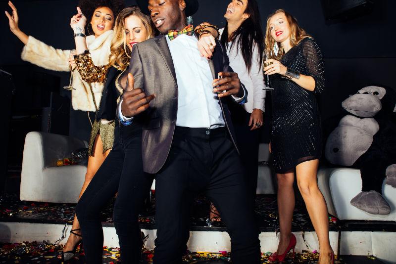 在俱乐部狂欢的年轻人