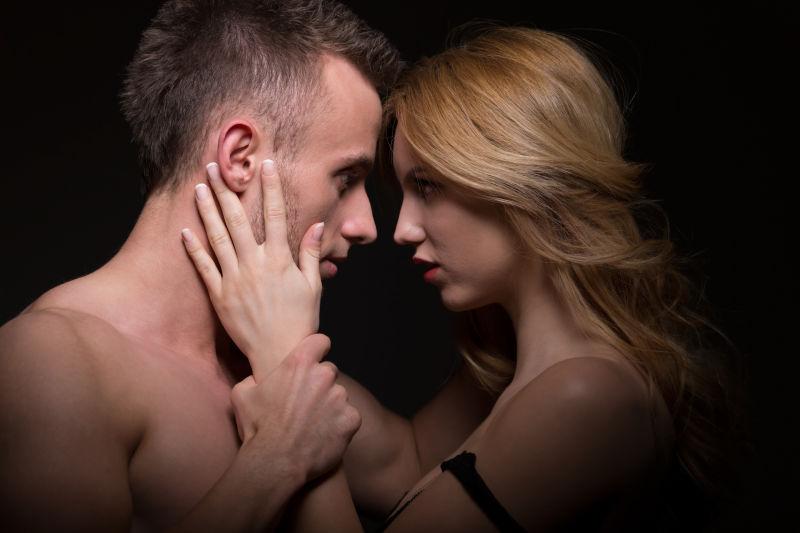 性感的年轻情侣夫妇