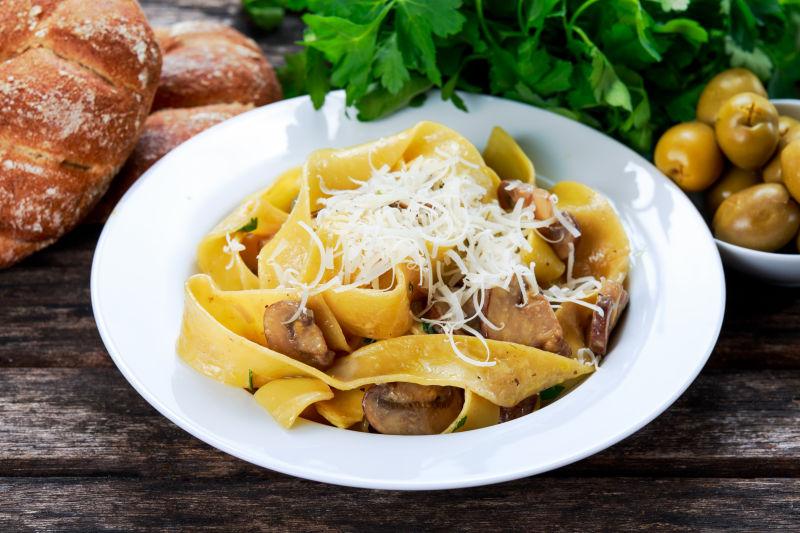 意大利蘑菇奶酪和其他草药面食