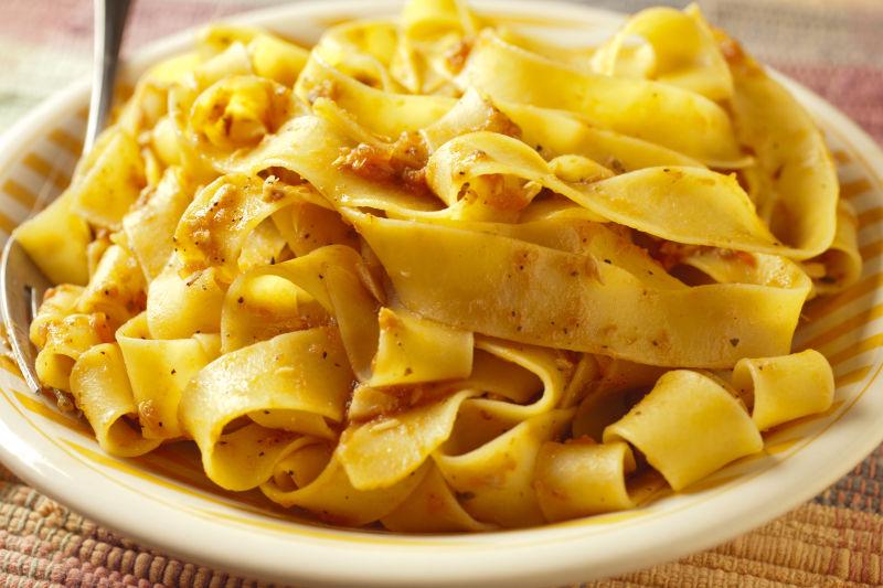 与金枪鱼酱意大利面食菜